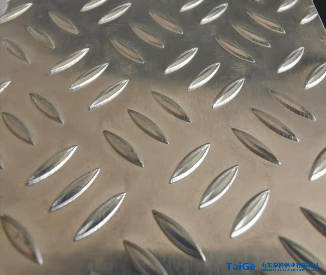 三條筋花紋鋁闆
