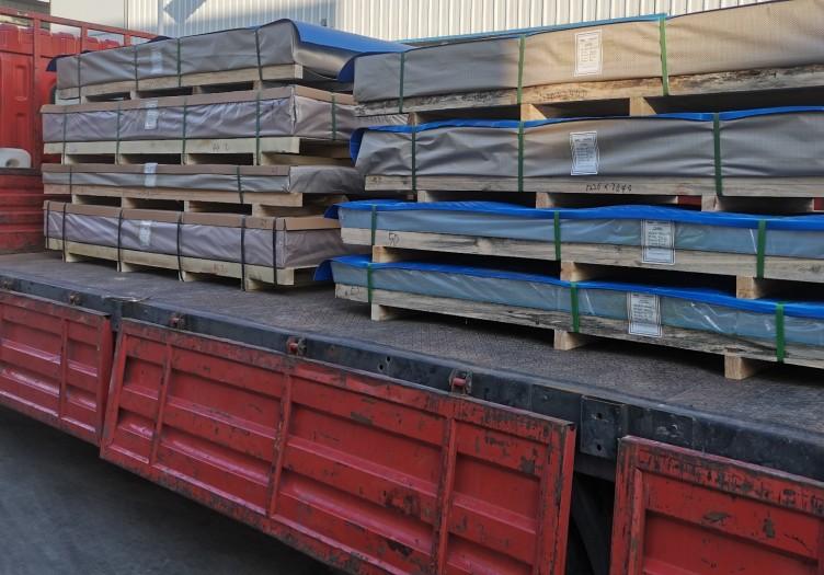 5052鋁闆5*1500中厚鋁卷開平後的核心優勢‌： ‌高精度與平整度‌：開平後表面平整，适合對精度要求高的加工，如汽車部件、模具制造。 ‌輕量化與強度‌：5052鋁鎂合金密度低，強度适中，能有效減重同時保持結構穩定，适合軌道交通、建築幕牆。 ‌耐腐蝕性強‌：天然防鏽，适合潮濕或腐蝕性環境，如船舶、化工設備。 ‌加工性能好‌：易焊接、成形，可折彎、沖壓，适合複雜結構件。 ‌應用廣泛‌：從車體、幕牆到船舶、模具，覆蓋多個工業領域。 ‌規格靈活‌：厚度0.15-50mm、寬度100-2000mm可定制，5*1500mm爲常見現貨尺寸